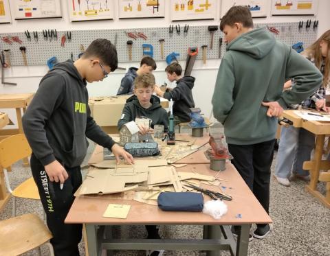 Chaloupka z kartonu -  vánoční aktivita v dílně