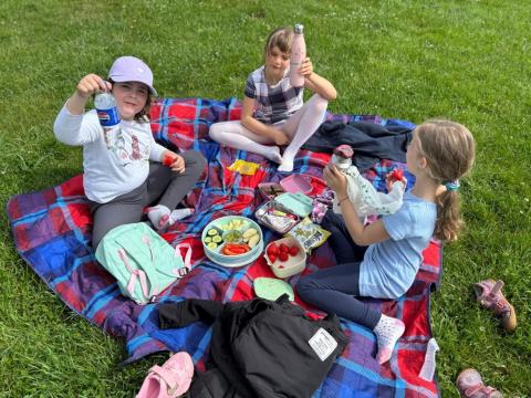 Třídní piknik na školní zahradě  1.B