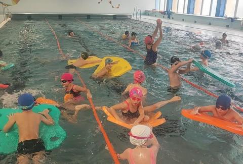 Zdokonalujeme se v plavání – 3. C v akci!