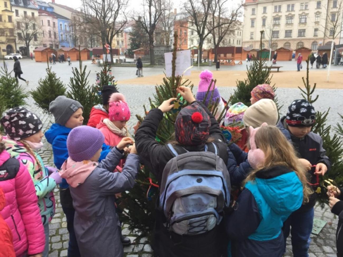 Zdobení stromečku na Masarykově náměstí  3.A