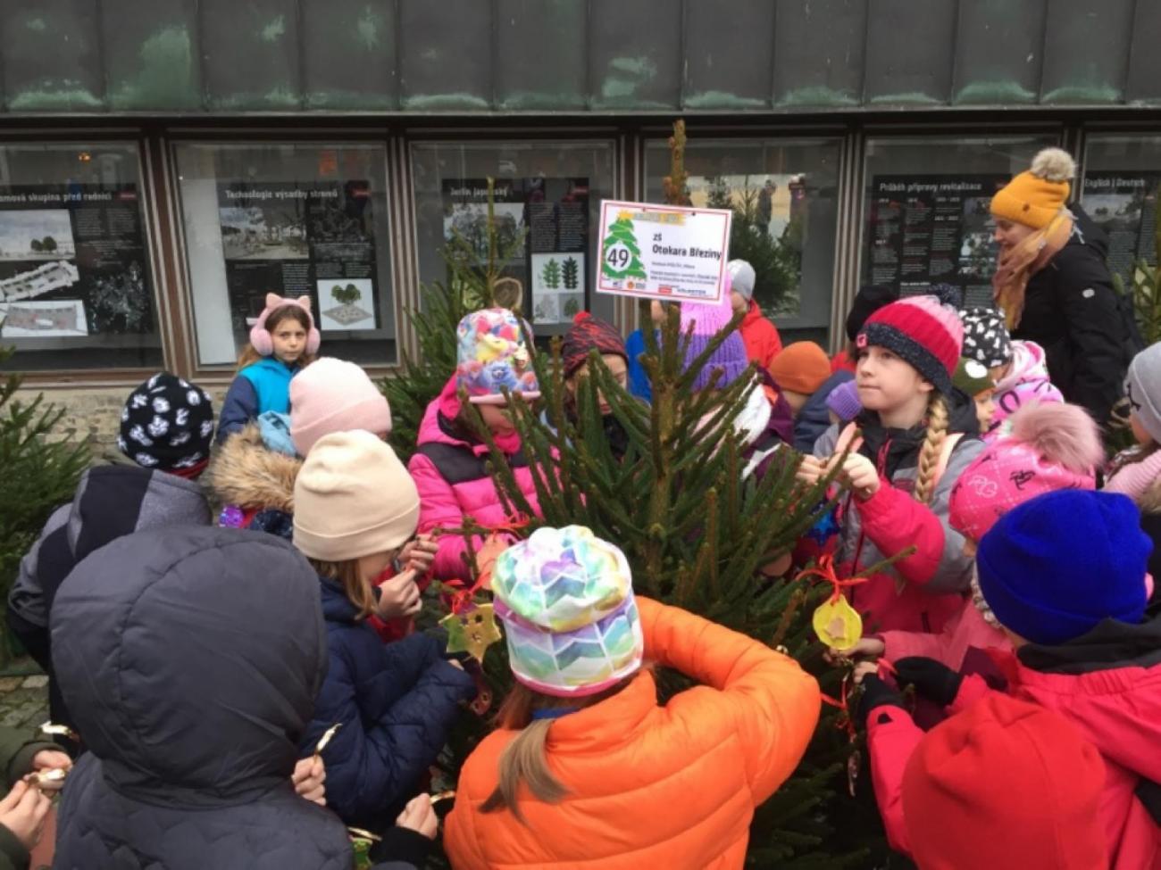 Zdobení stromečku na Masarykově náměstí  3.A