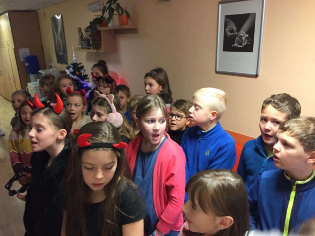 Předmikulášské vystoupení pro klienty LDN  (3.A)