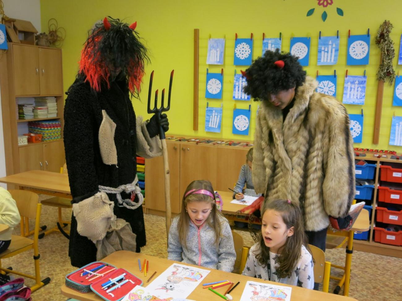 Mik miku Mik miku Mikuláš, přišel s čertem na guláš...