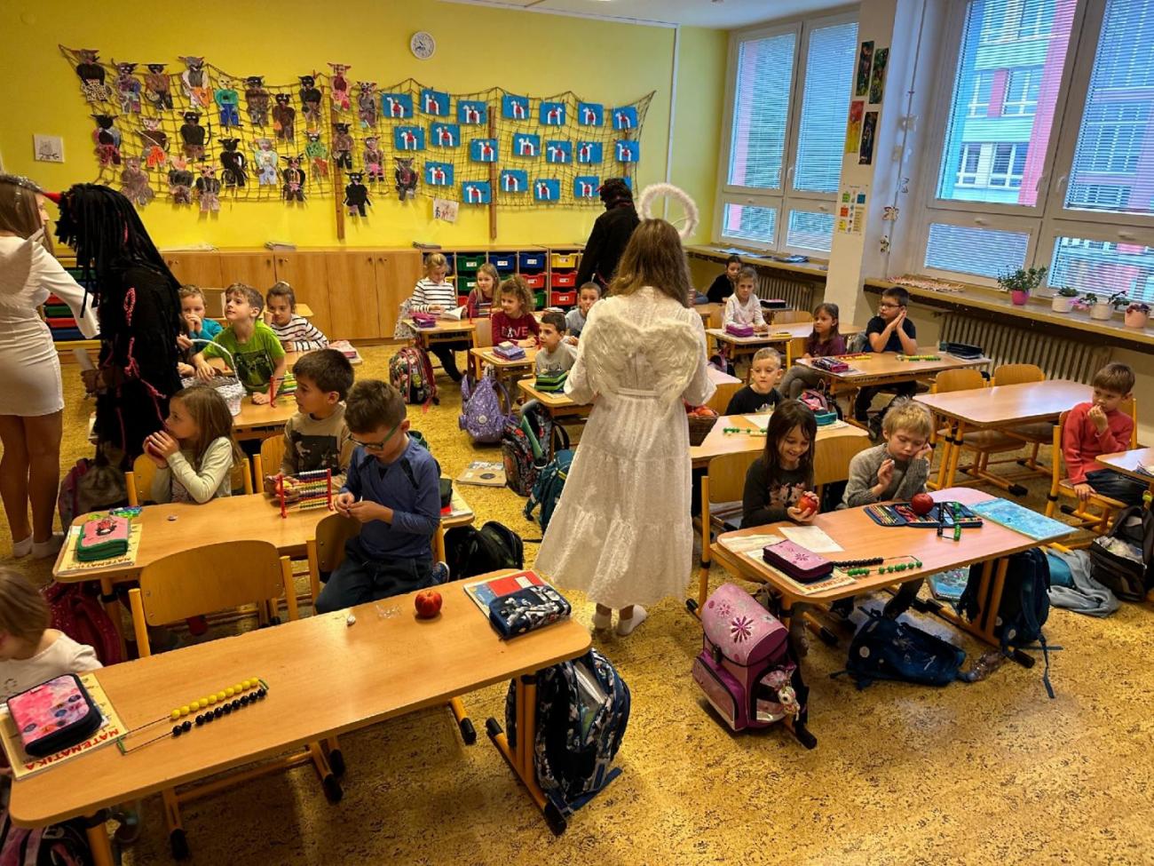 Mik miku Mik miku Mikuláš, přišel s čertem na guláš...