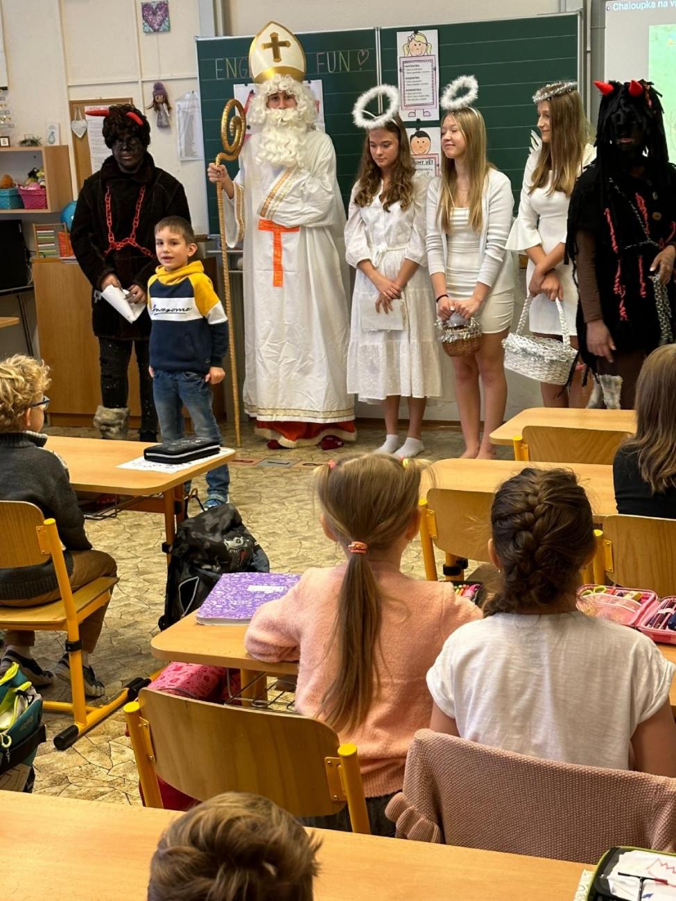 Mik miku Mik miku Mikuláš, přišel s čertem na guláš...