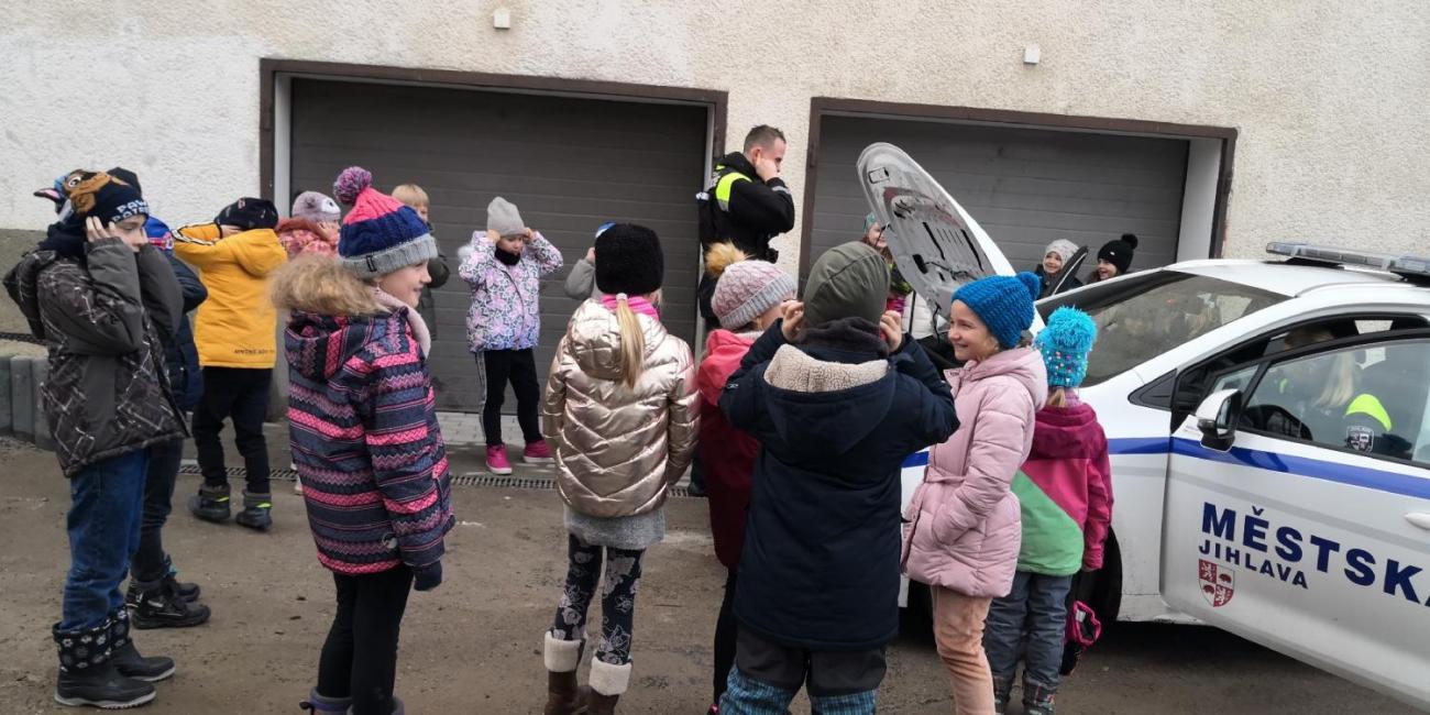 Zdobení stromečku městské policie  2.A