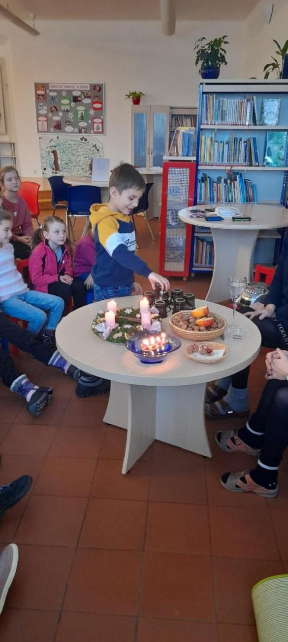 Vánoční setkání druháčků v knihovně