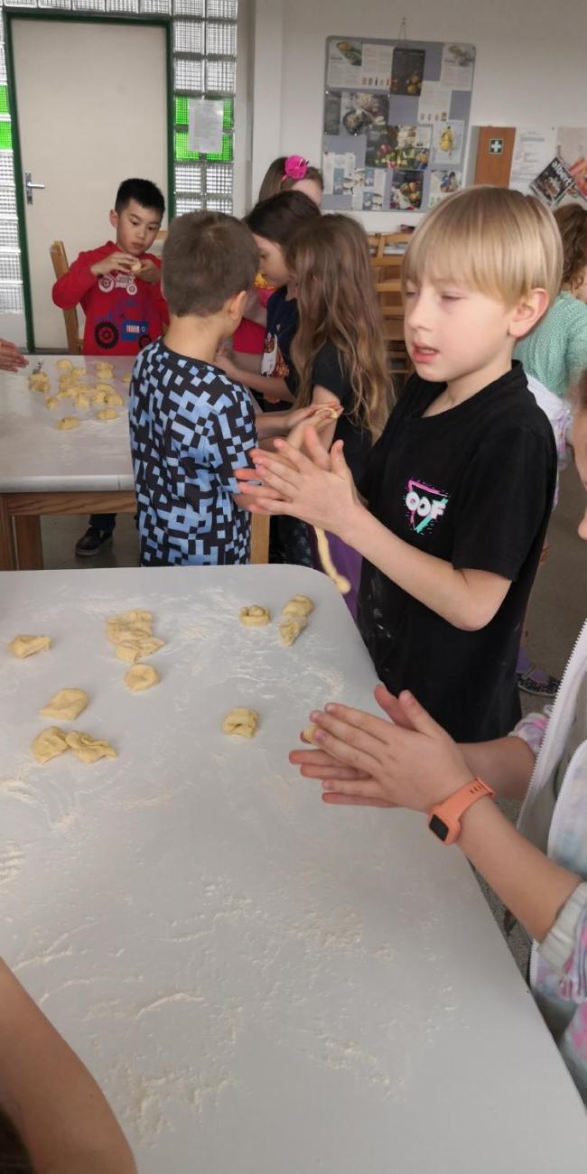 Pečení velikonočních jidášů  2.A