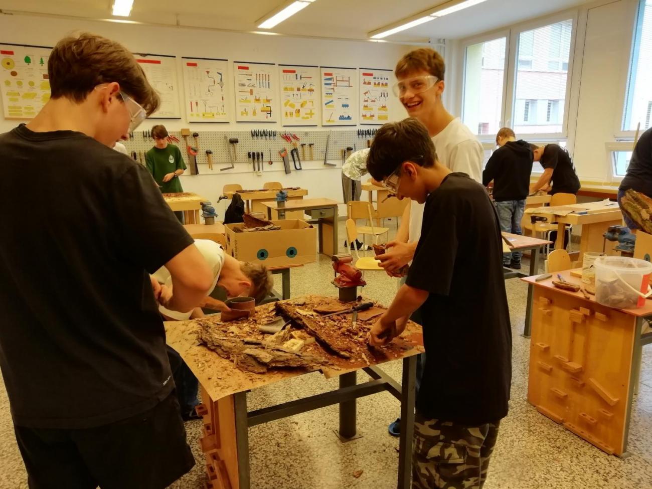 Vyřezávání z borové kůry - seminář světa práce  9.ročník