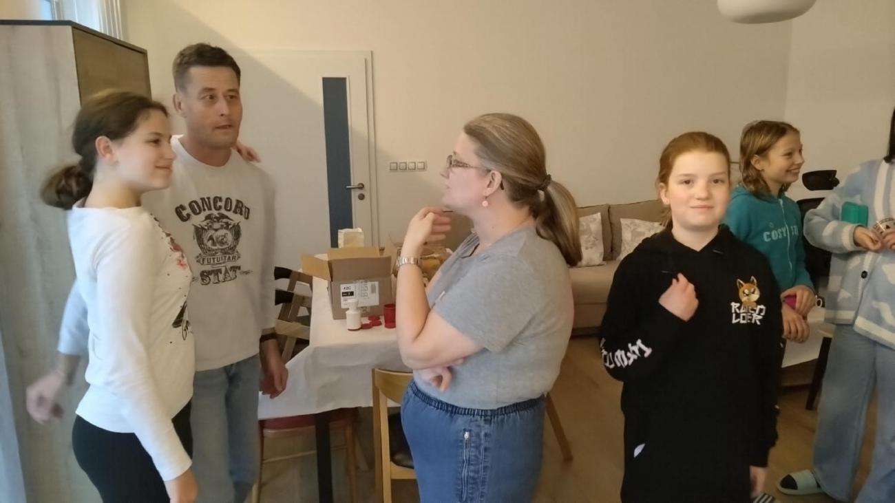 Pečení vánočních perníčků s klienty chráněného bydlení  6.C