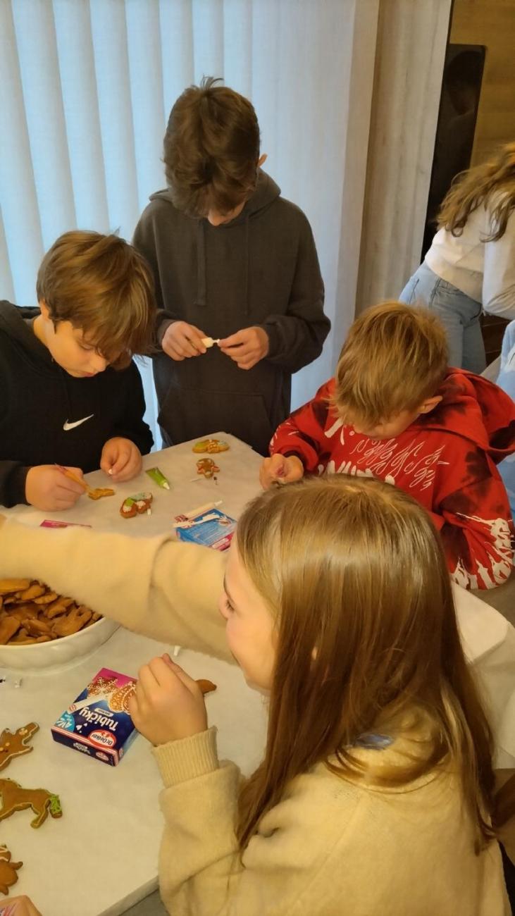 Pečení vánočních perníčků s klienty chráněného bydlení  6.C