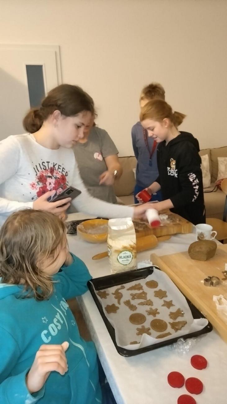 Pečení vánočních perníčků s klienty chráněného bydlení  6.C
