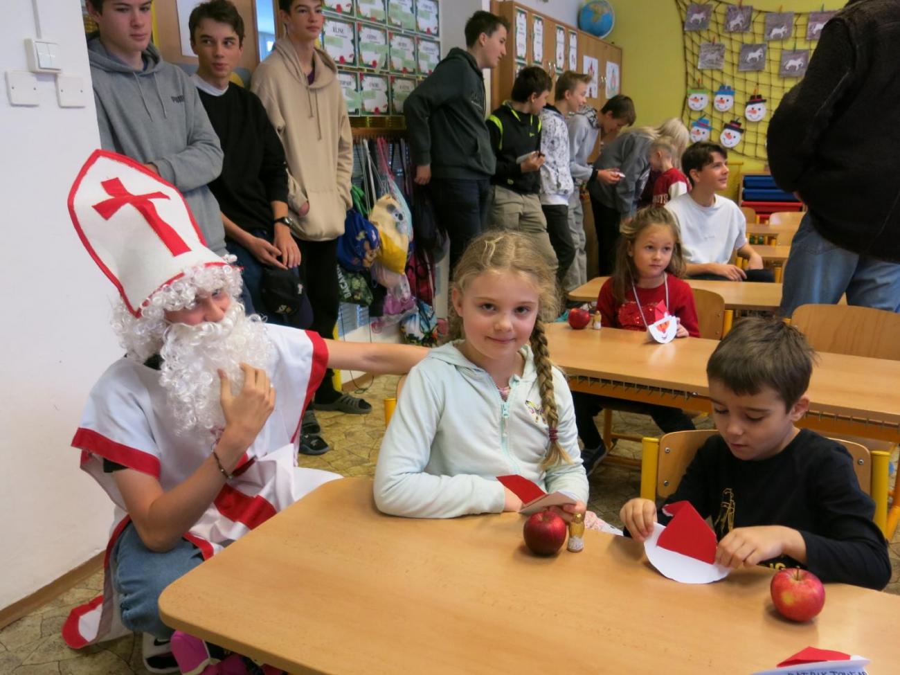 Čerti opět řádili, Mikuláš s anděly naděloval