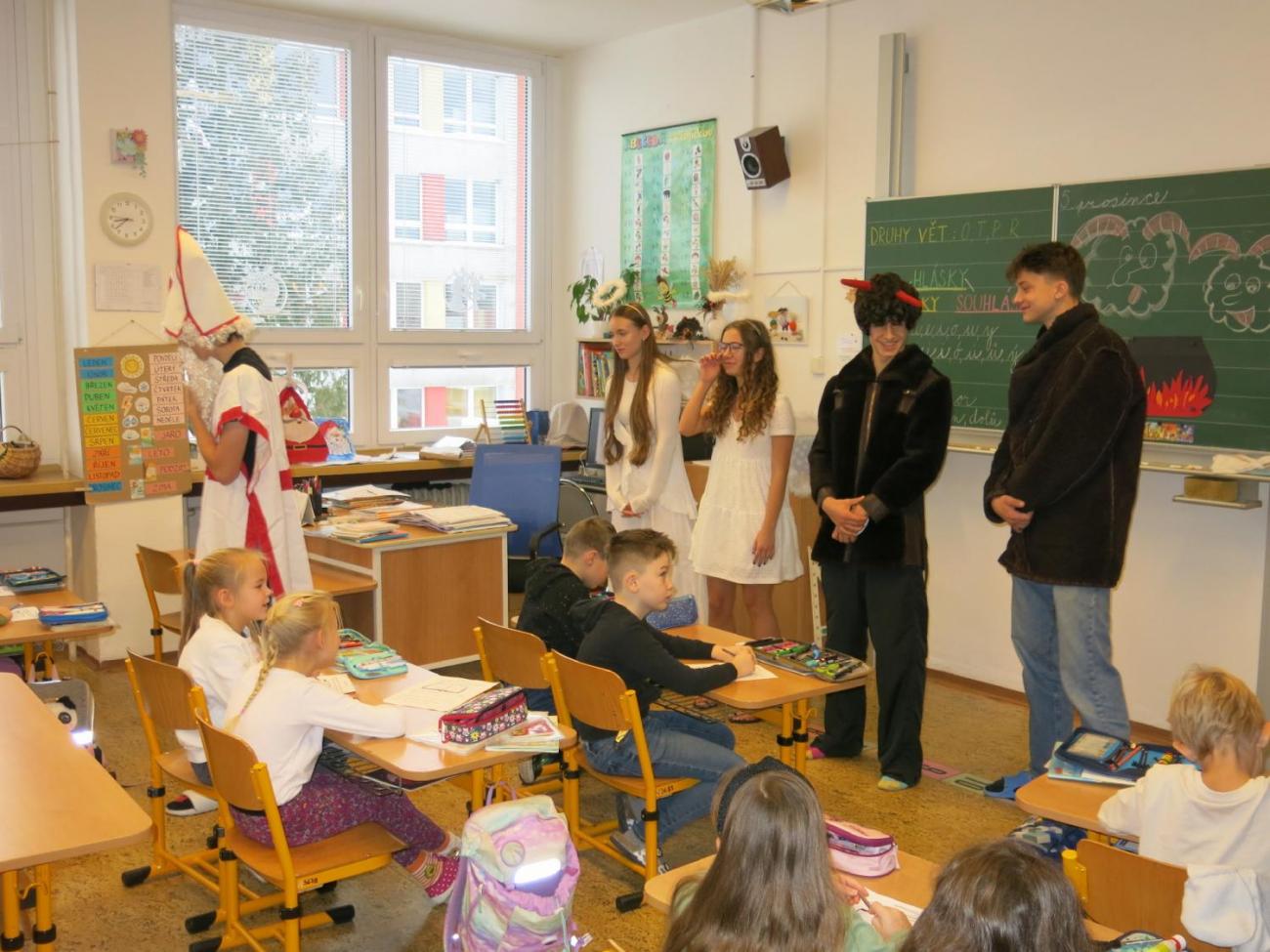 Čerti opět řádili, Mikuláš s anděly naděloval