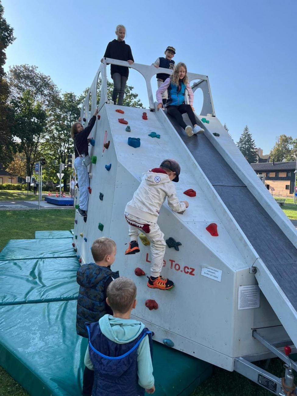 Dětský den na dopravním hřišti, 1. ročníky s 5.B