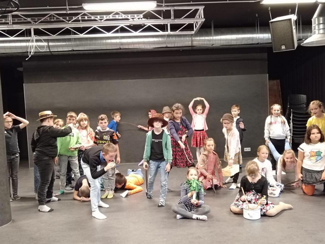 Horácké divadlo  3.B