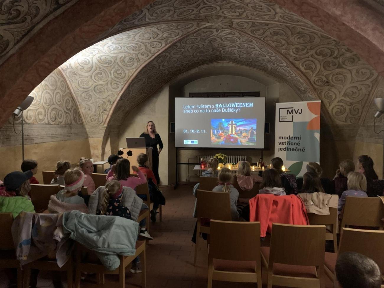 Letem světem s Halloweenem aneb co na to Dušičky?  2. ročník