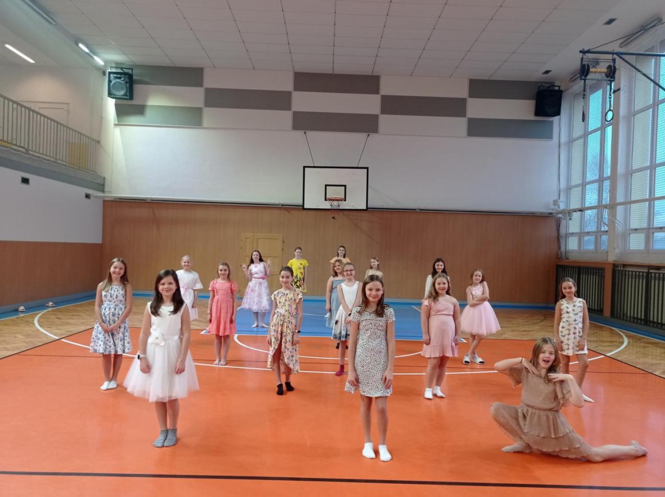 Tančí celá škola