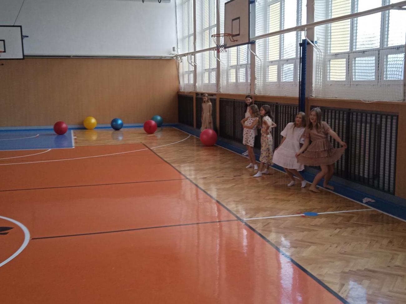 Tančí celá škola