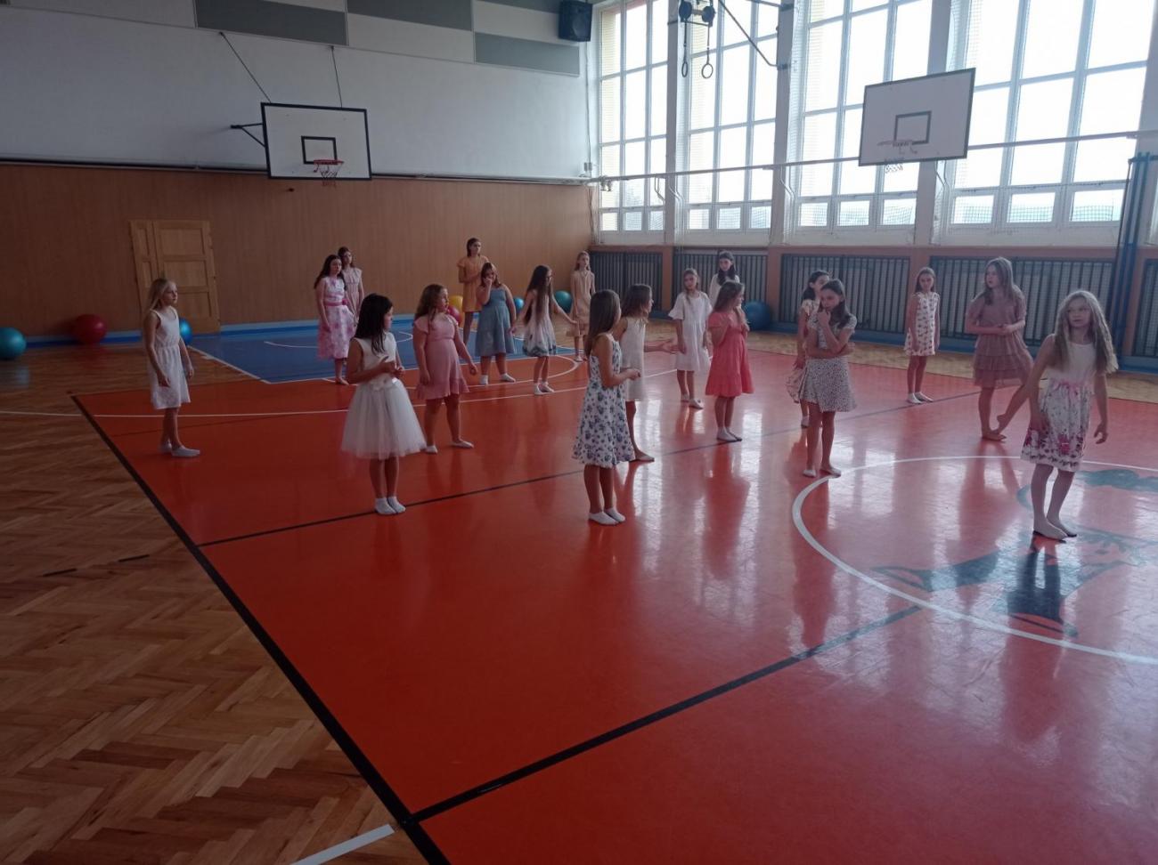 Tančí celá škola