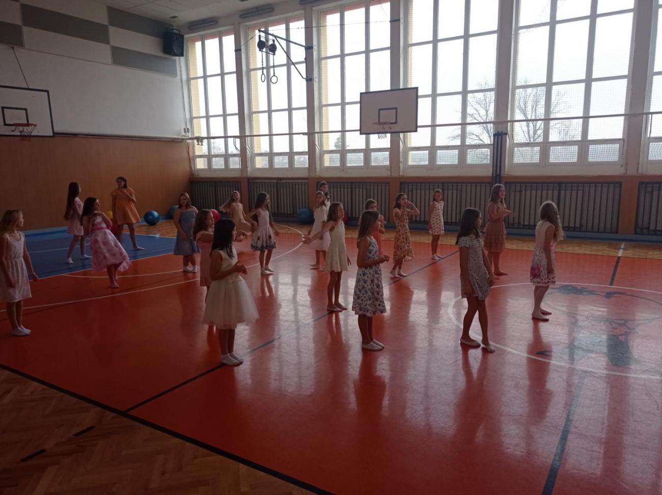 Tančí celá škola