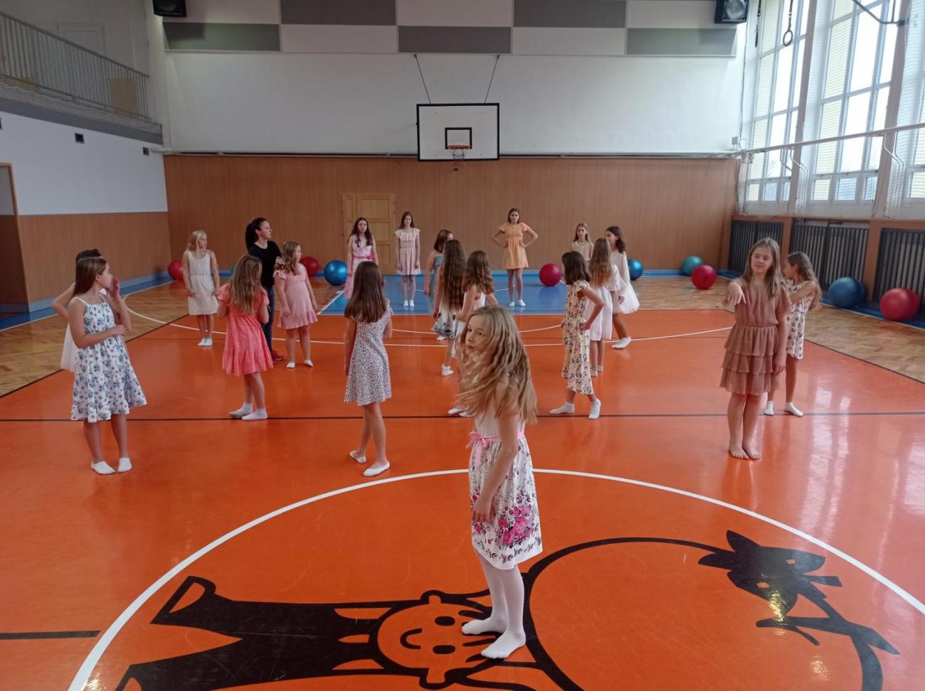 Tančí celá škola