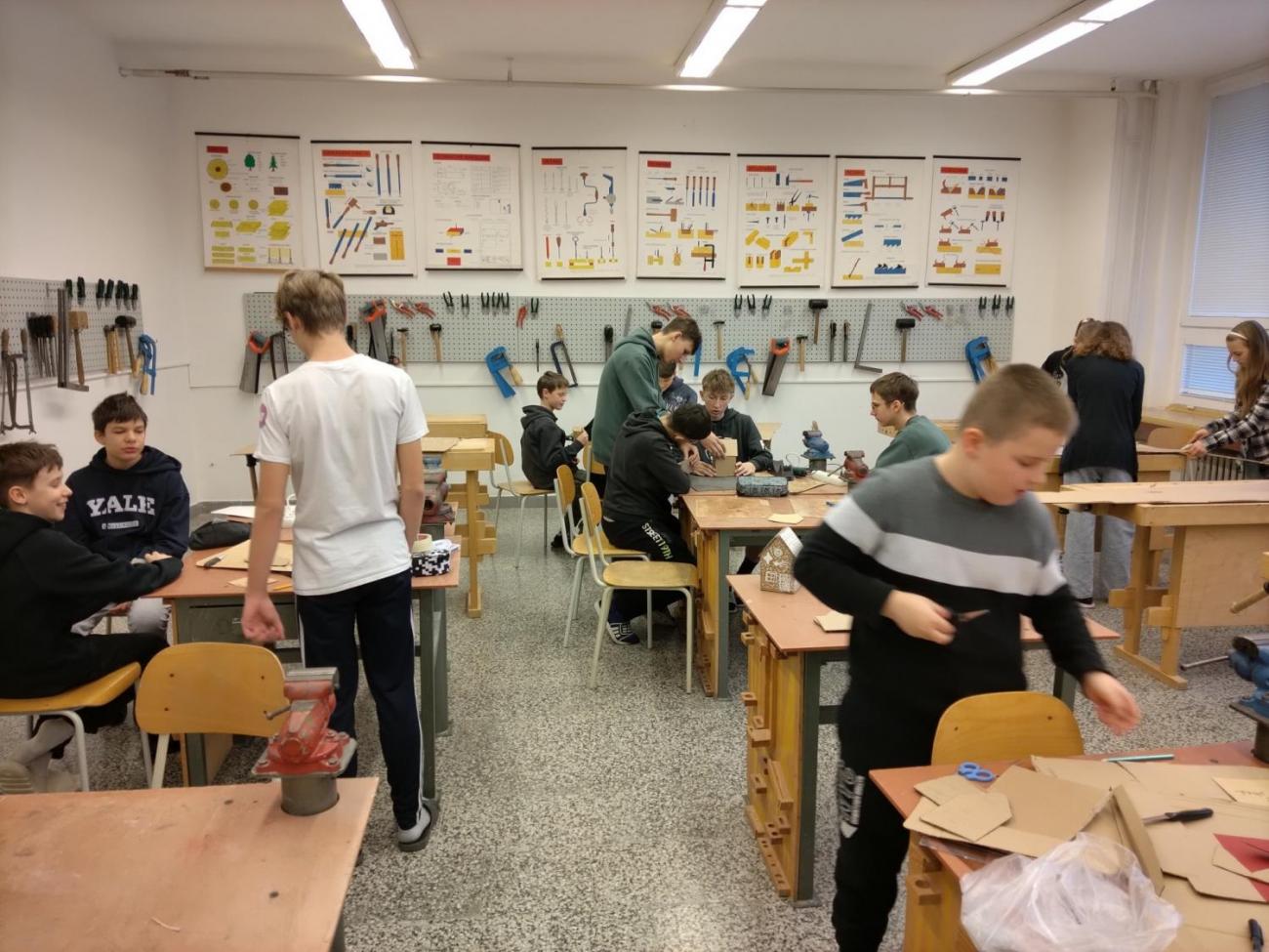 Chaloupka z kartonu -  vánoční aktivita v dílně