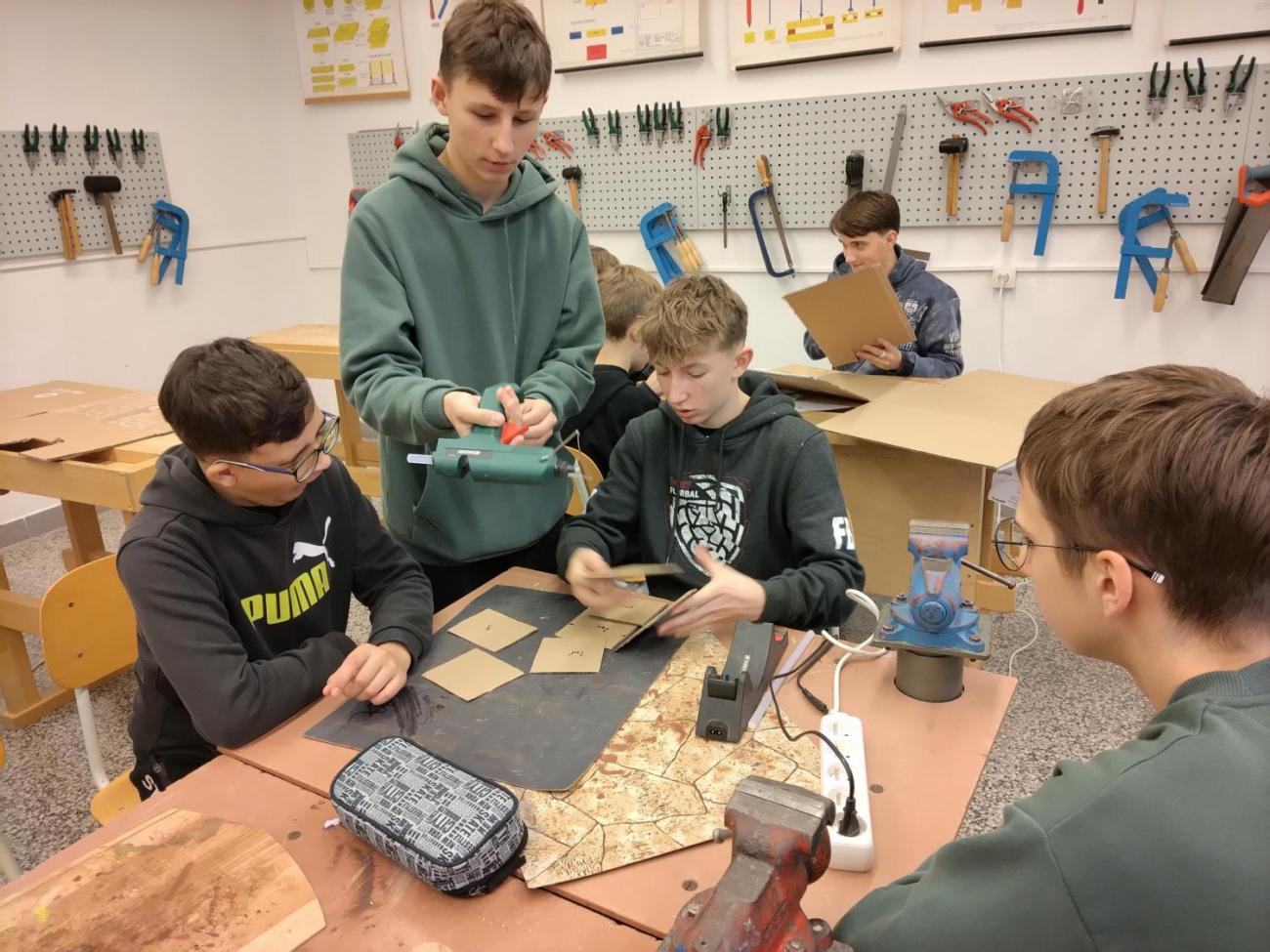 Chaloupka z kartonu -  vánoční aktivita v dílně