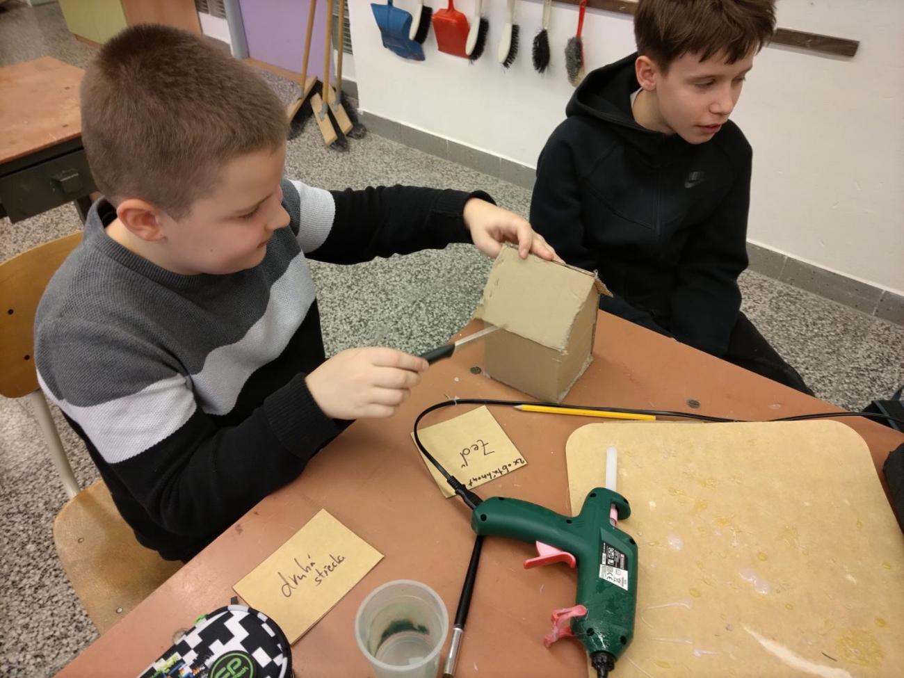 Chaloupka z kartonu -  vánoční aktivita v dílně