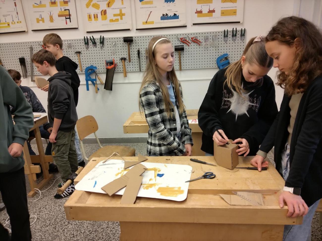 Chaloupka z kartonu -  vánoční aktivita v dílně