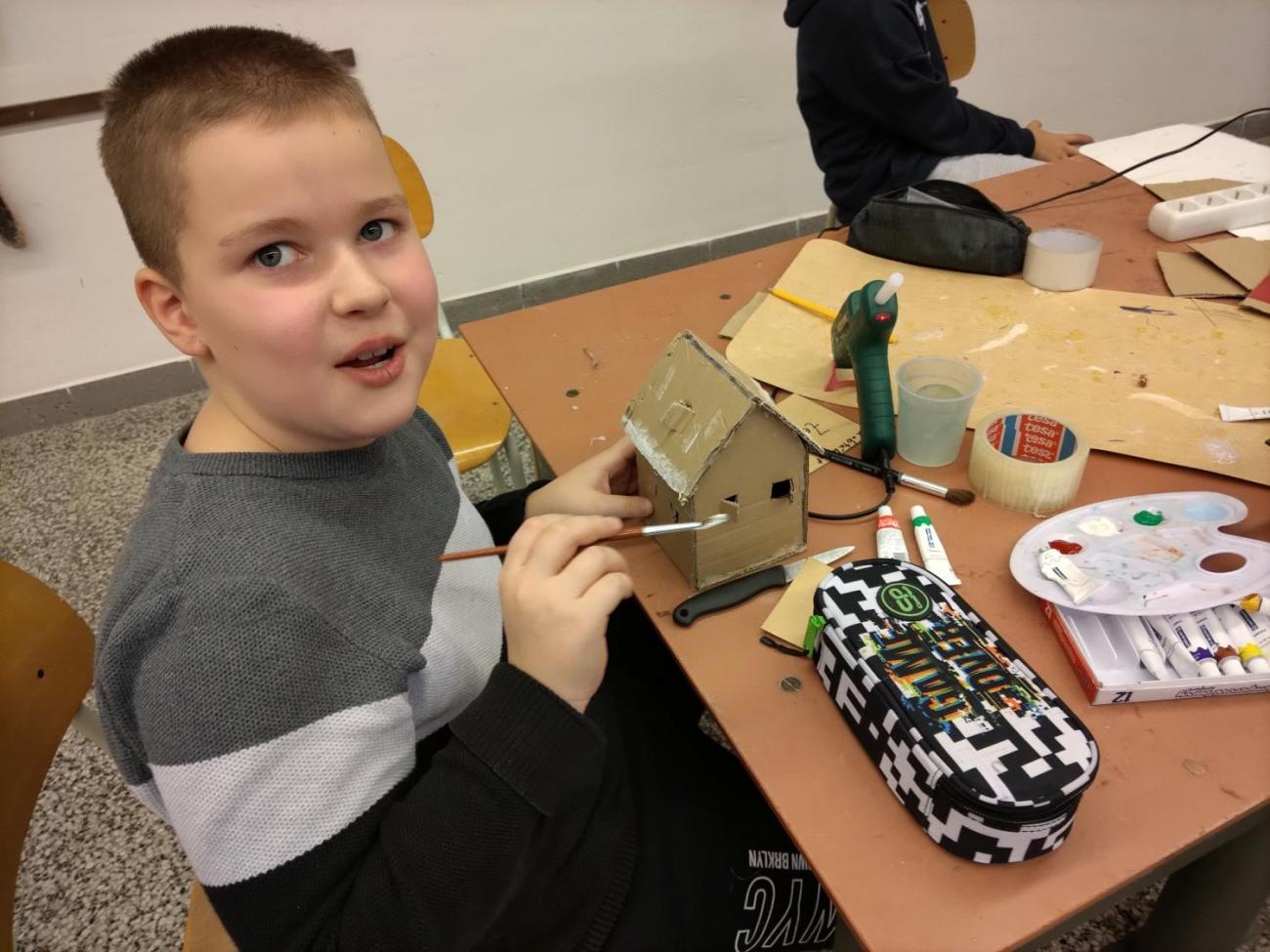 Chaloupka z kartonu -  vánoční aktivita v dílně