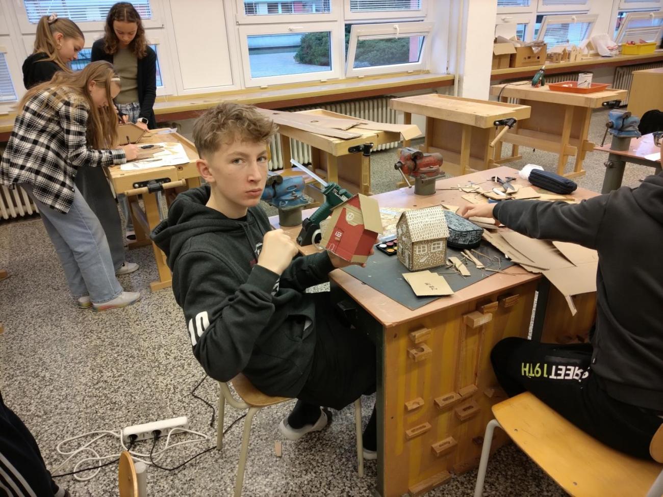 Chaloupka z kartonu -  vánoční aktivita v dílně