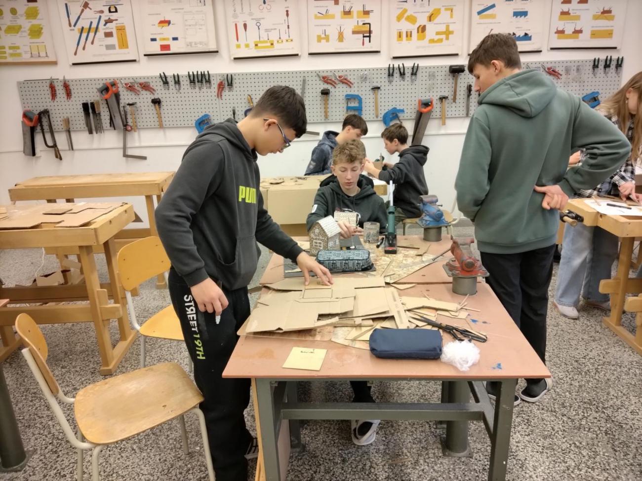 Chaloupka z kartonu -  vánoční aktivita v dílně