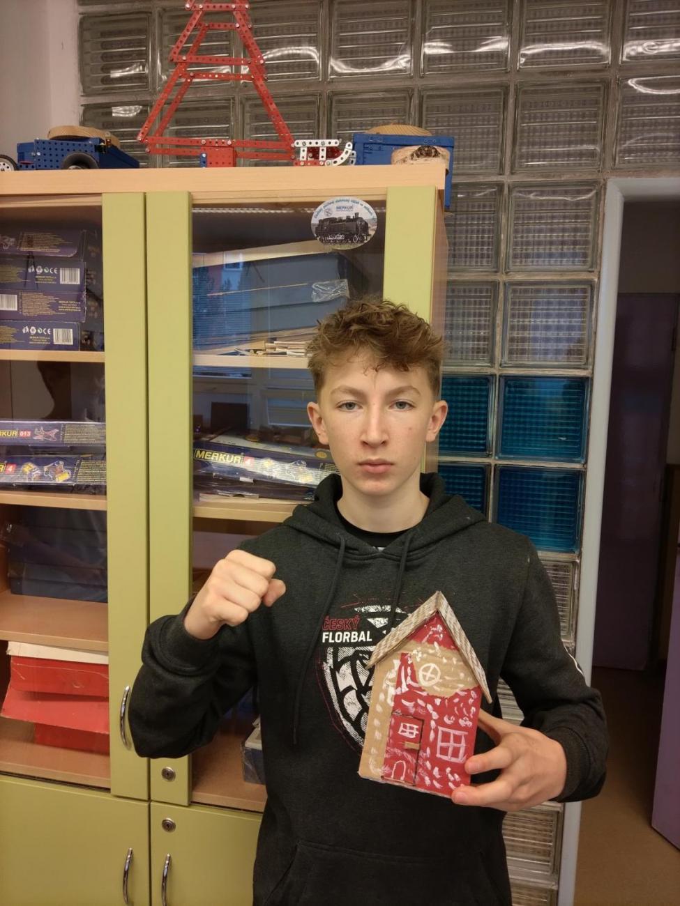 Chaloupka z kartonu -  vánoční aktivita v dílně