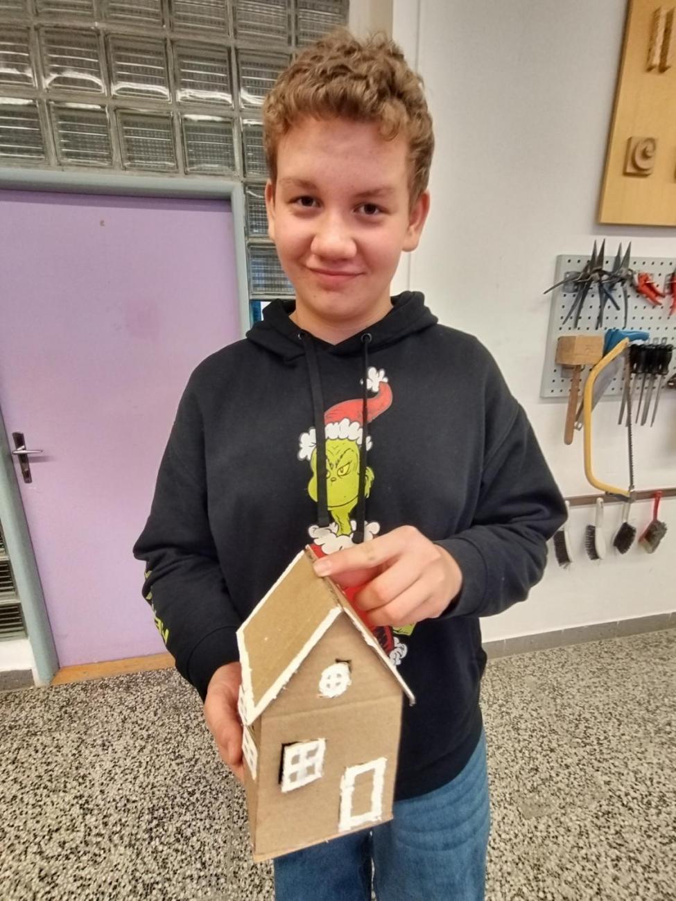 Chaloupka z kartonu -  vánoční aktivita v dílně