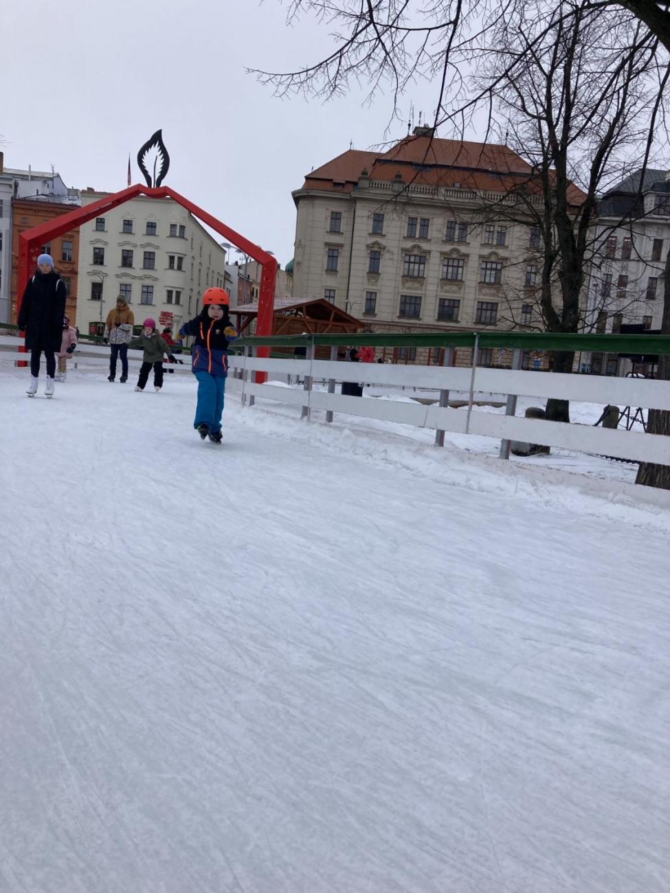 1. C – Bruslení na náměstí