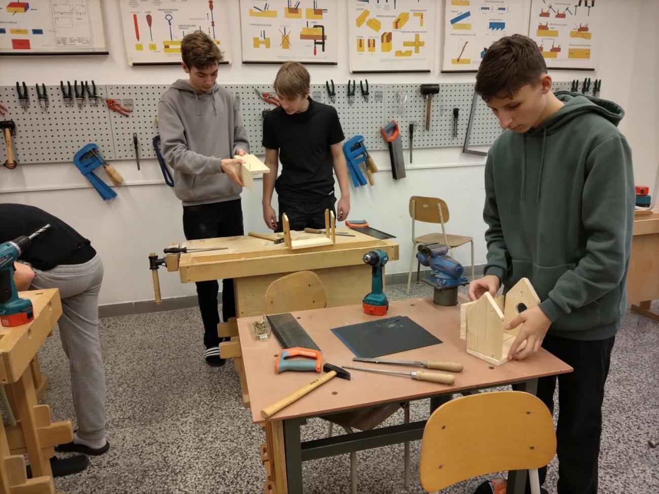 Vyrábíme krmítka i ptačí budky