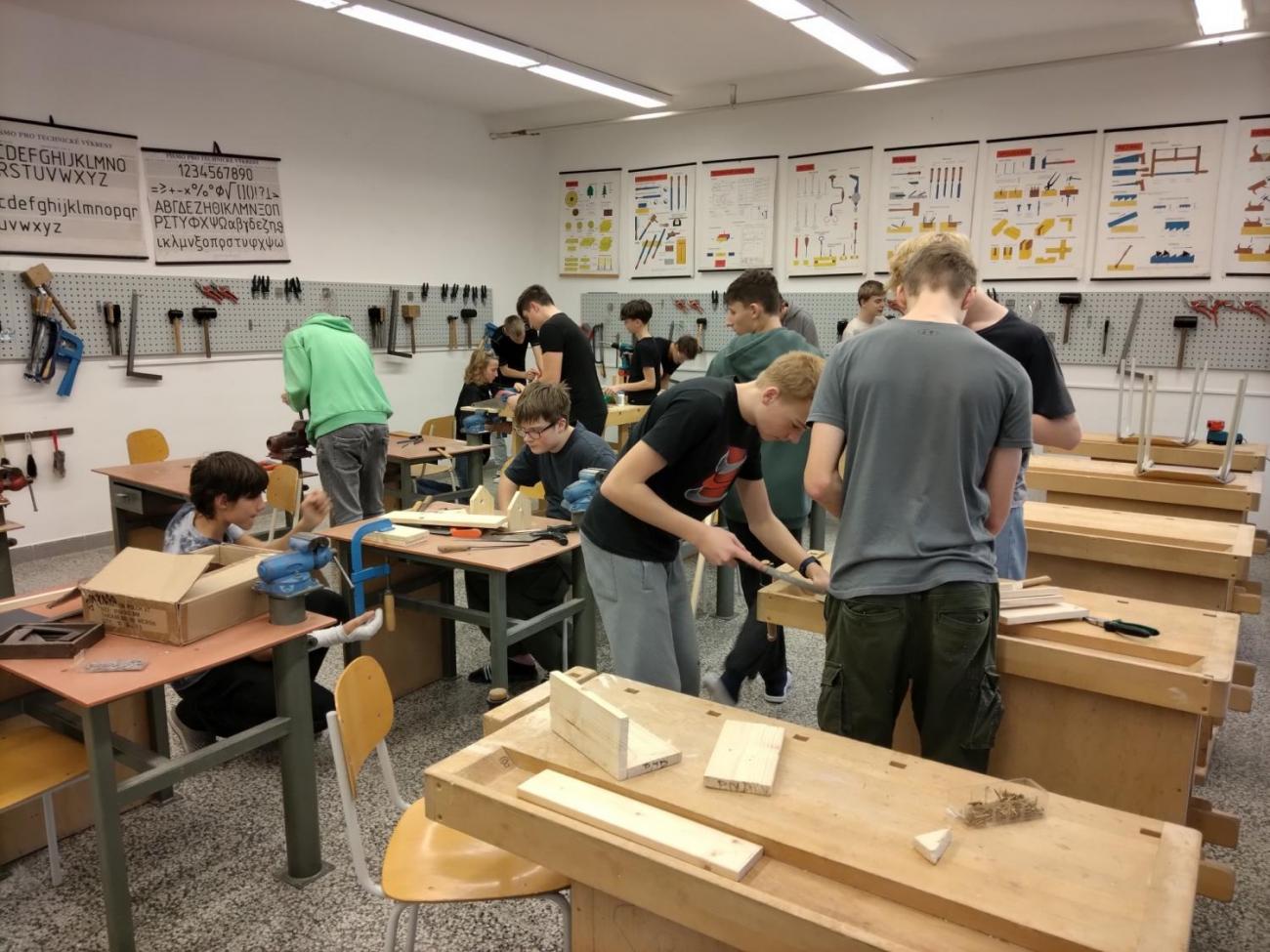 Vyrábíme krmítka i ptačí budky