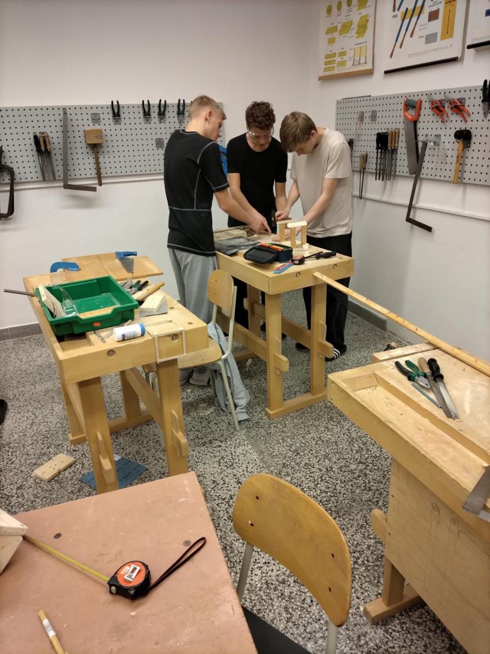 Vyrábíme krmítka i ptačí budky