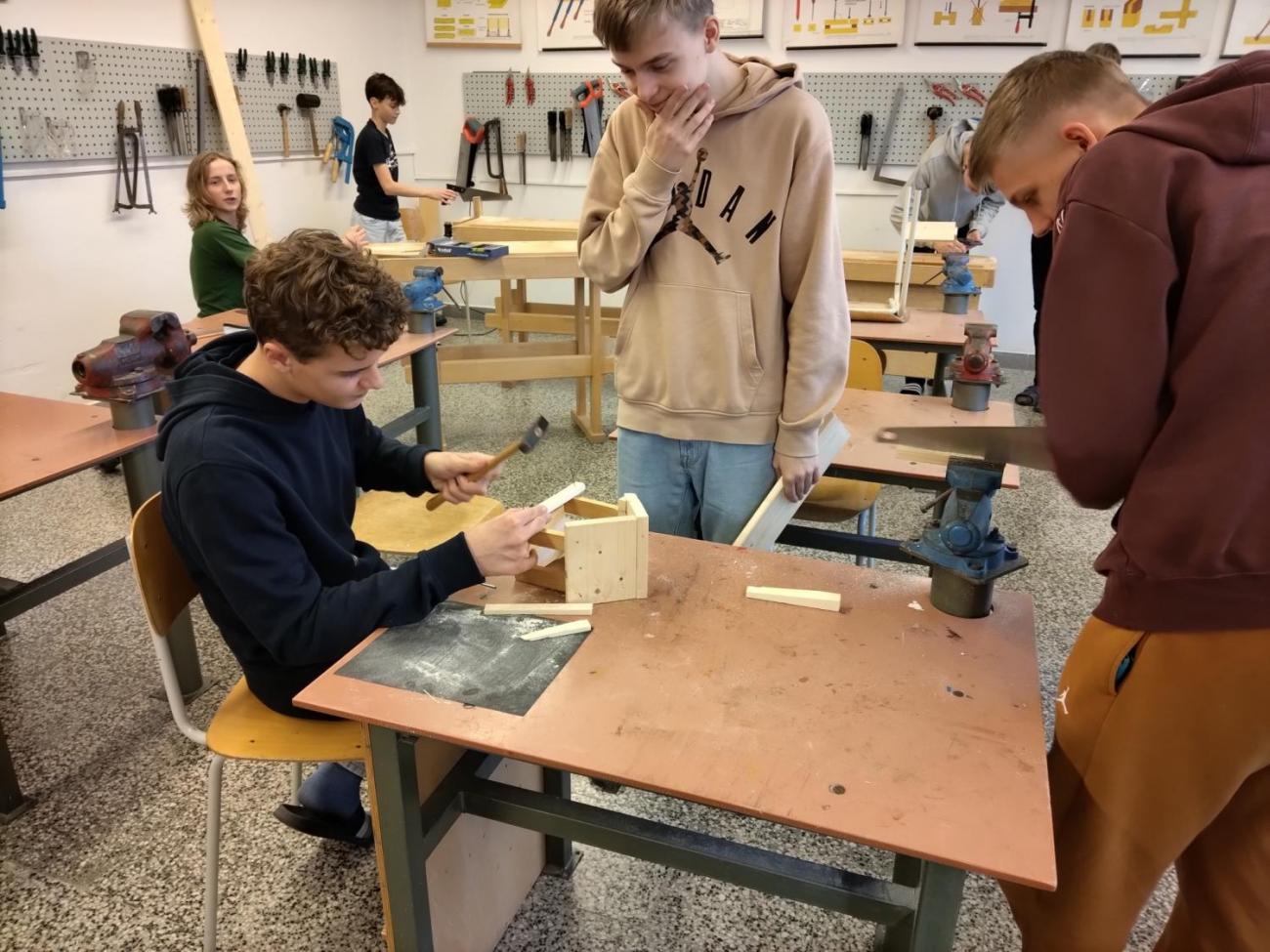 Vyrábíme krmítka i ptačí budky