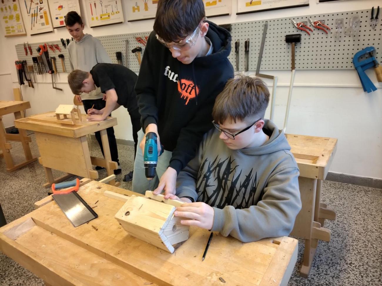 Vyrábíme krmítka i ptačí budky