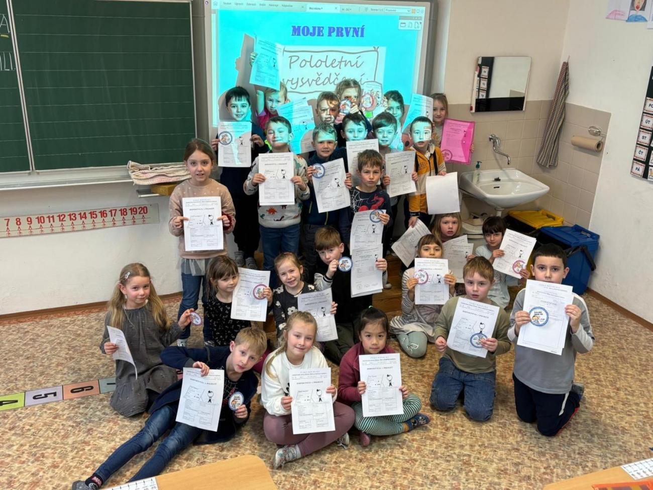 Pololetní vysvědčení prvňáčků - 1. A, B, C