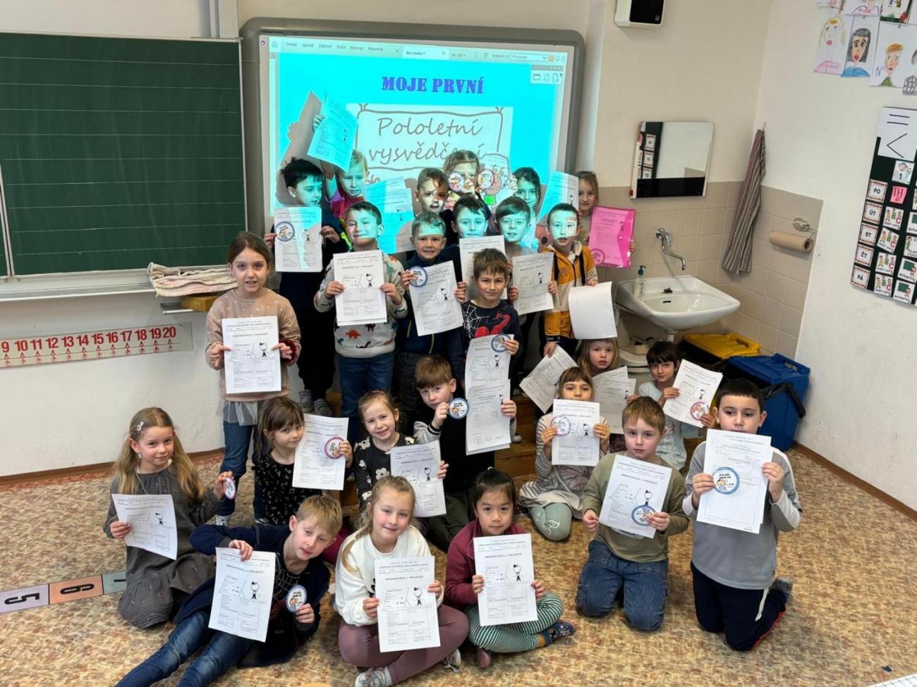 Pololetní vysvědčení prvňáčků - 1. A, B, C