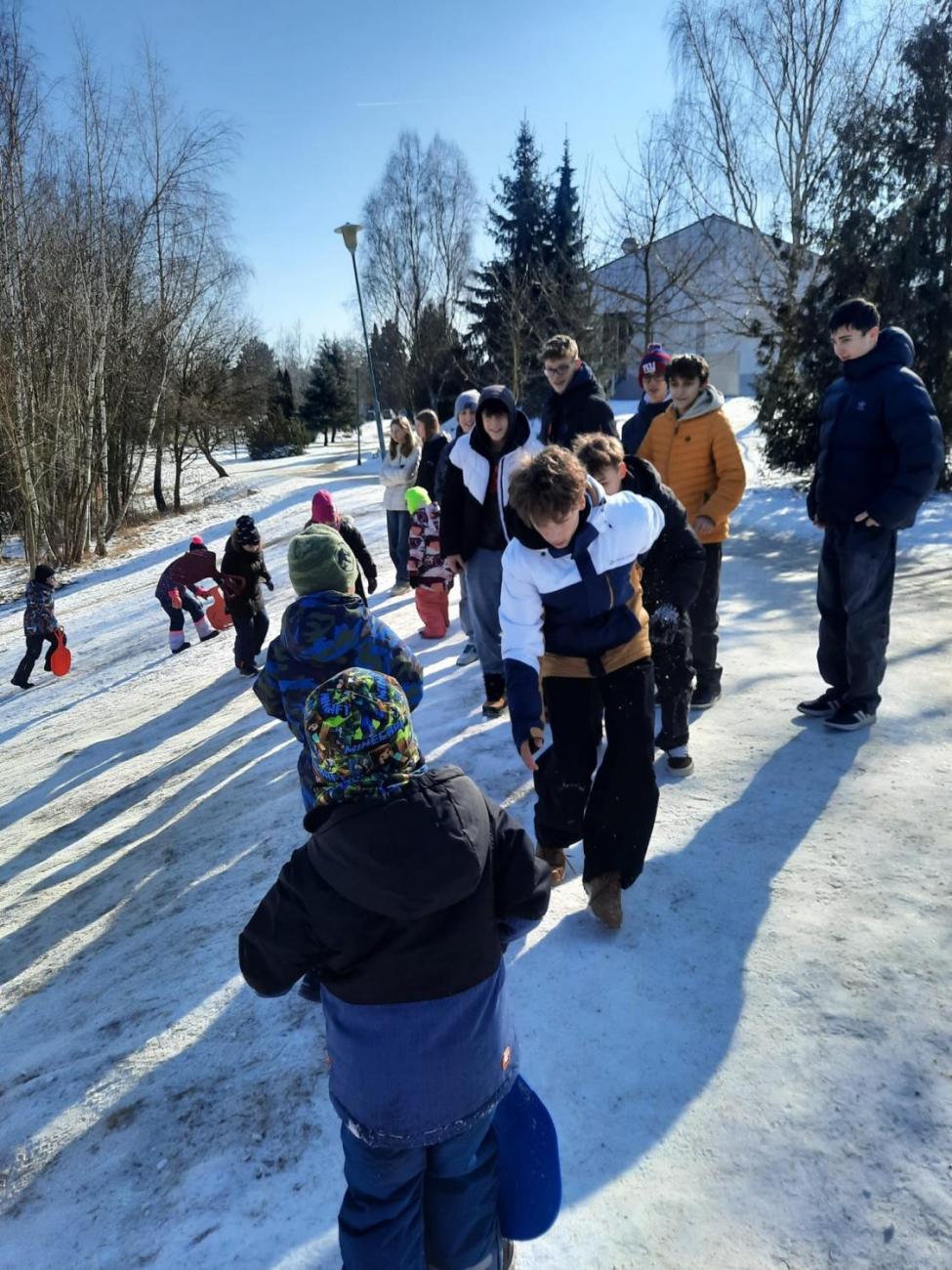 1.C – Sněhové radovánky s deváťáky
