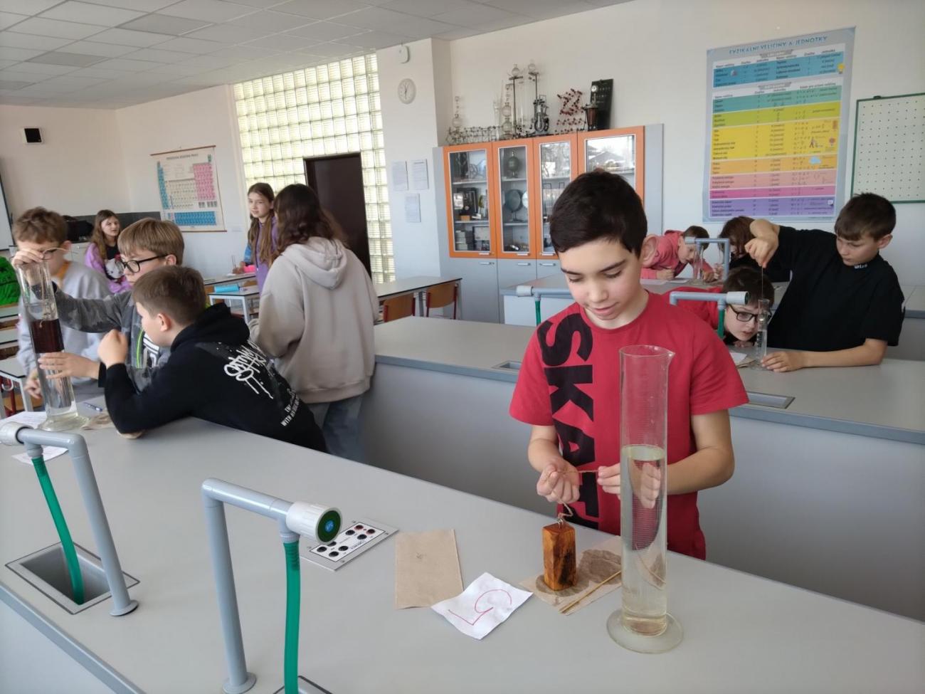 Fyzika 6. ročník - praktická měření objemu