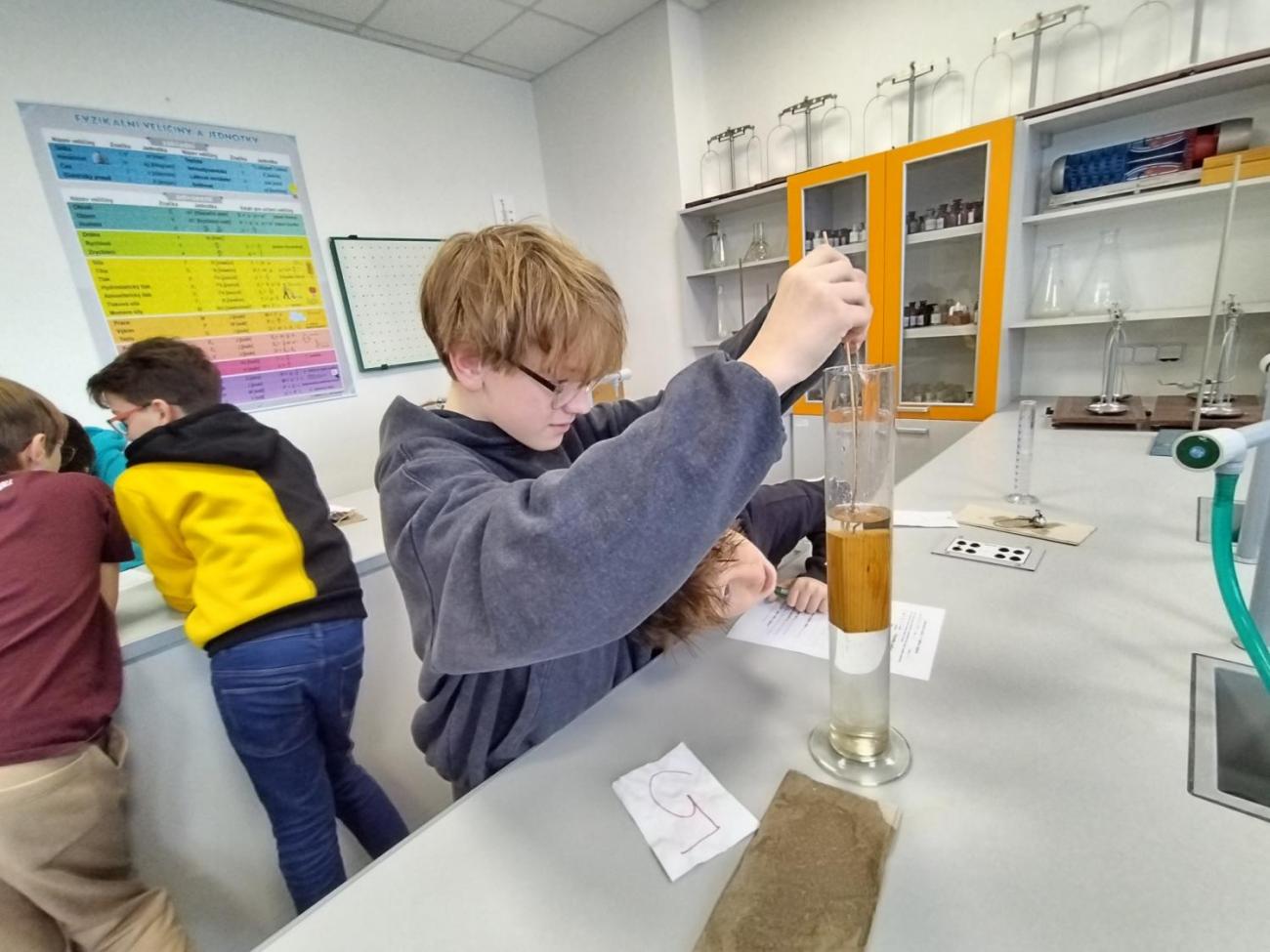 Fyzika 6. ročník - praktická měření objemu