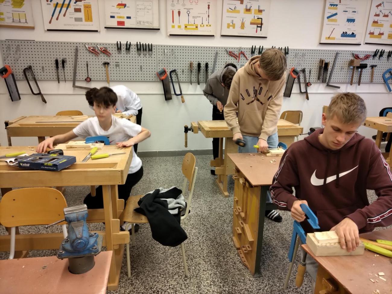 Práce s dřevem – dlabání, 9. roč.