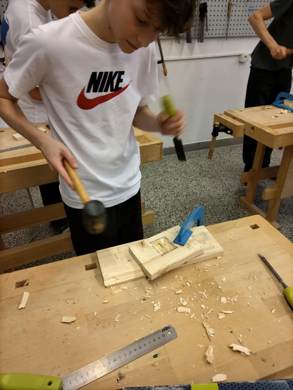 Práce s dřevem – dlabání, 9. roč.