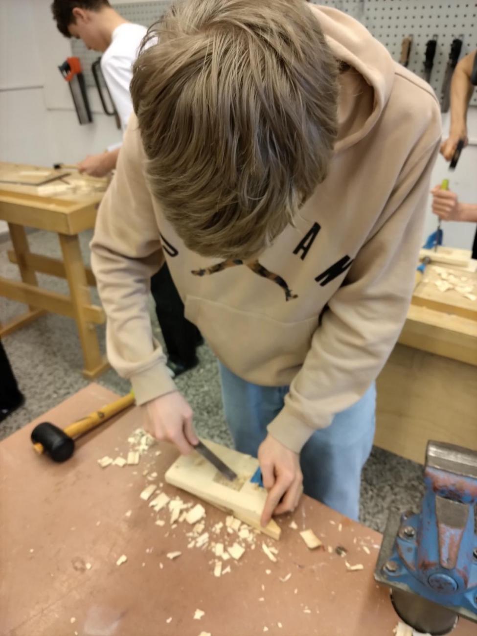 Práce s dřevem – dlabání, 9. roč.