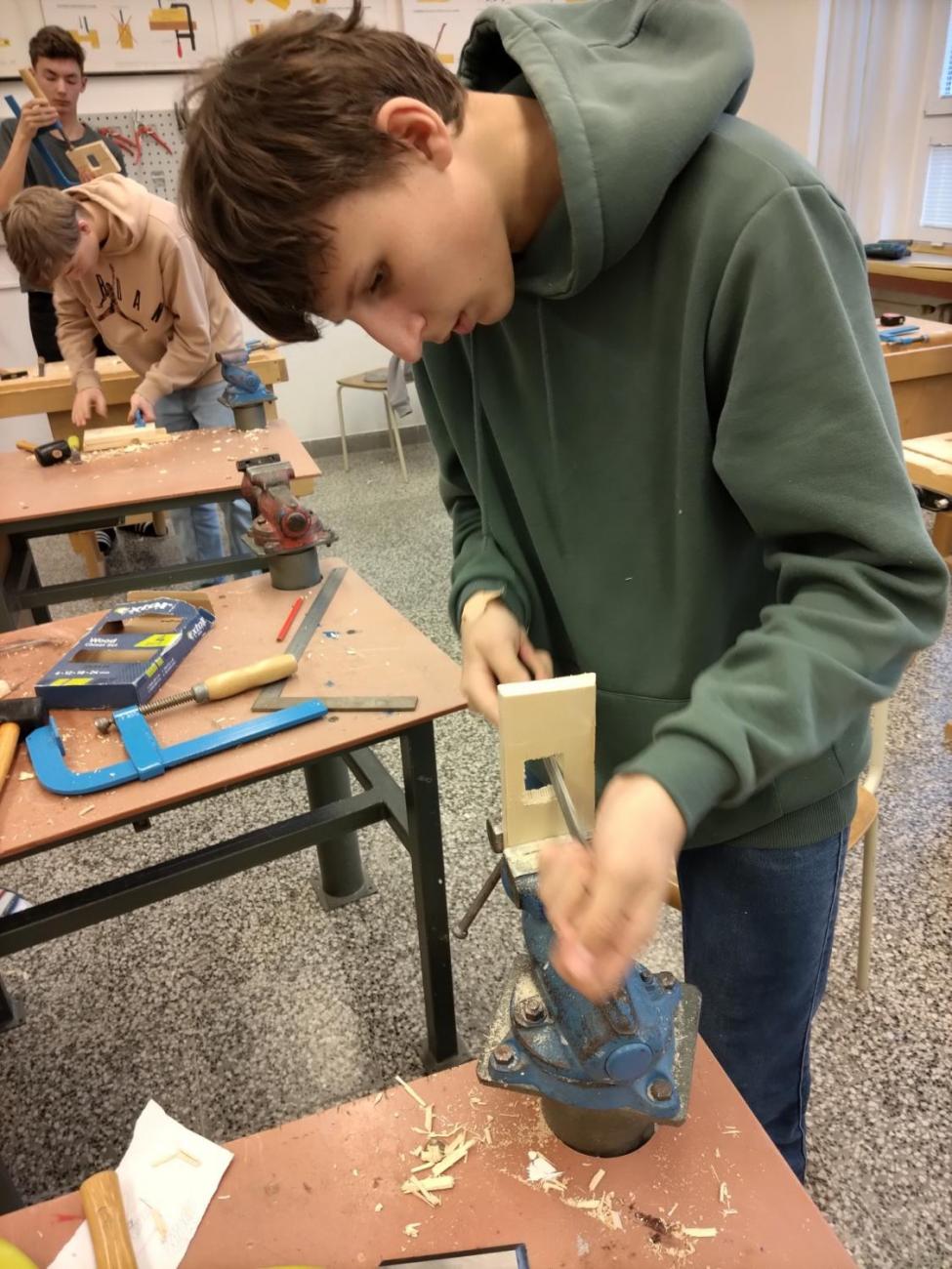 Práce s dřevem – dlabání, 9. roč.